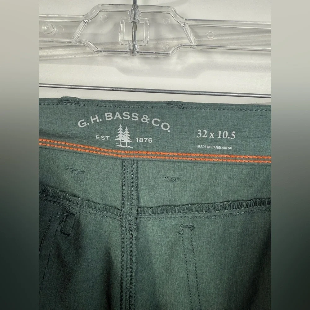 G.H Bass & Co. men’s green lightweight outdoor hiking shorts. Size 32X10.5”